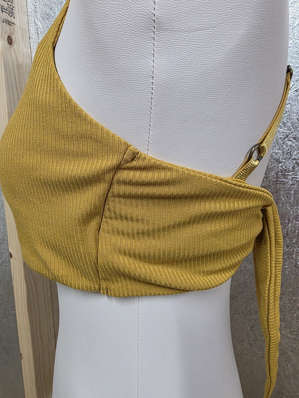 LOVE FITNESS Ribbed V-Neck Crop Top in Mustard Size Large - Picture 5 of 6